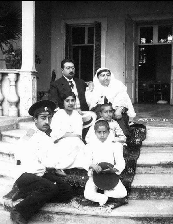 عکس محمد علی شاه قاجار و همسر و فرزندانش در تبعید. نشسته بر روی فرش دستبافت
