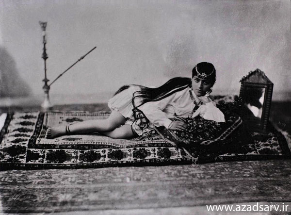 پرتره‌ی زن ایرانی با قلیان بر ردی قالیچه ، آنتوان سوروگین 1901