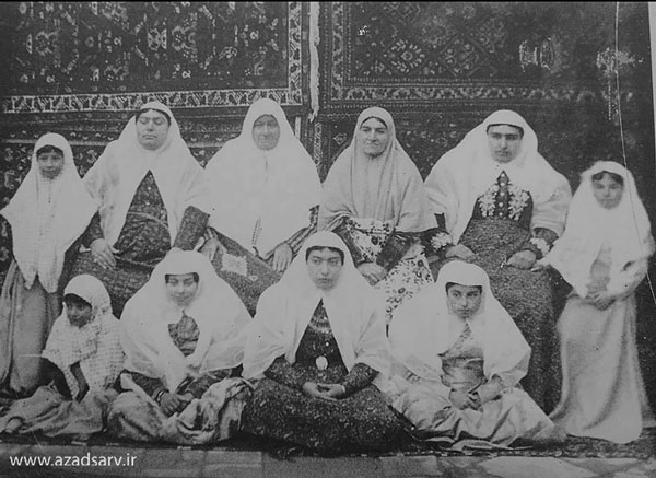 پرتره گروهی زنان در اصفهان با پس زمینه ی فرش دستباف azadsarv آزادسرو