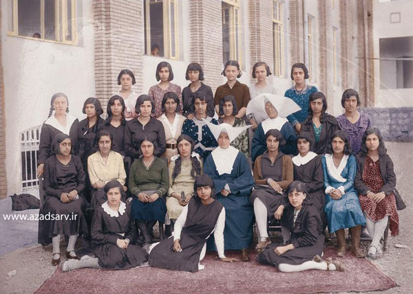 عکس دسته جمعی دانش آموزان مدرسه ژاندارک مدرسه فرانسوی در تهران بر رزی فرش دستباف ایرانی 