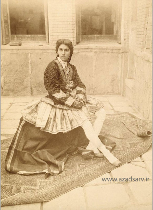 عکس دختر قاجاری بر روی فرش ملایر عکاس: آنتوان سوریوگین