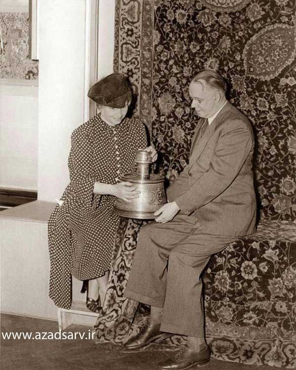 پروفسور آرتور پوپ و هلن کلر(نویسنده و فعال حقوق زنان) در نمایشگاه شش هزار سال هنر ایران نیویورک 1940