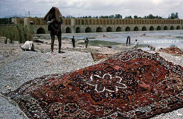 شست‌شوی قالی در کنار زاینده‌رود اصفهان، عکس از جک گاروفالو