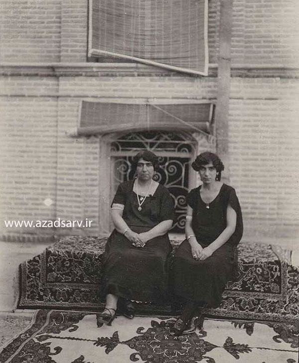 عکس دو زن نشسته بر روی فرش دستباف